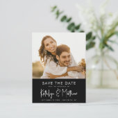 Carte Postale Faire-part Élégant Noir Blanc Moderne Script Enregistrer La D (Debout devant)