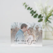 Carte Postale Faire-part Élégant Script Elle a dit oui Photo Engagement (Debout devant)