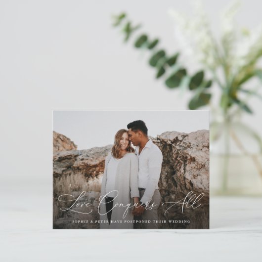 Carte Postale Faire-part Élégant Script Love Conquiert Tous Postponement (Debout devant)