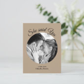Carte Postale Faire-part Elle a dit Oui Photo moderne Enregistrer la date - (Debout devant)