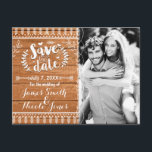 Carte Postale Faire-part Enregistrer la date Oak Wood Rustic Photo Invitati<br><div class="desc">Enregistrer la date Oak Wood Rustic Photo Invitation Carte postale. Customisez avec tout texte. Des éléments correspondants sont disponibles.</div>