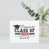 Carte Postale Faire-part Équipement de graduation noir et rouge (Debout devant)