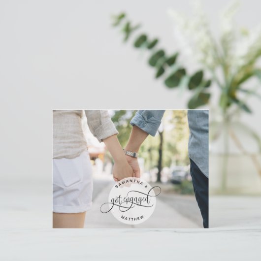 Carte Postale Faire-part Fiançailles Photo Logo Circulaire Écriture Script, (Debout devant)
