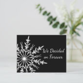 Carte Postale Faire-part Flocon de neige sur Black Winter Wedding Enregistr (Debout devant)