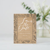 Carte Postale Faire-part Forêt boisée Rustique Kraft Script Enregistrer la  (Debout devant)