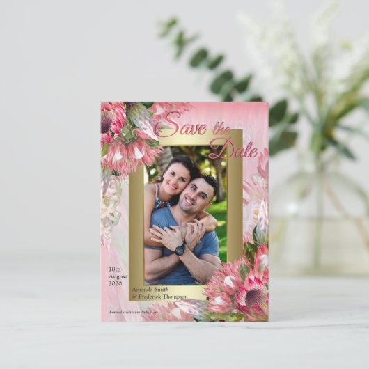 Carte Postale Faire-part Fuchsia Protea's avec Blush & Gold Enregistrer la (Debout devant)