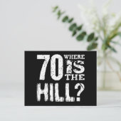 Carte Postale Faire-part Funny 70e année Anniversaire Enregistrer la date V (Debout devant)