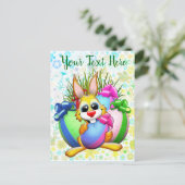 Carte Postale Faire-part Funny Bunny biting an Easter Egg (Debout devant)