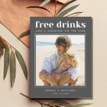 Carte Postale Faire-part Funny Free Drinks Mariage Photo Enregistrer la dat<br><div class="desc">Ces cartes postales de date sont pour le couple amusant qui ne peut pas attendre de célébrer à leur mariage avec leur famille et leurs amis. Typographie moderne "Boissons gratuites et mariage sur le côté" est l'un de nos plus populaires! Vos hôtes mariages l'adoreront. Customisez avec votre photo et les...</div>