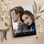 Carte Postale Faire-part Funny Free Drinks Mariage Photo Enregistrer la dat<br><div class="desc">Ceux-ci sauvegardent la date postcard sont pour le couple amusant qui ne peut pas attendre de partager leur date mariage avec leur famille et leurs amis. Typographie de script moderne "Boissons gratuites (et nous nous marions) design sur le devant de la carte postale est customisé avec votre photo. Ajoutez votre...</div>
