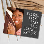 Carte Postale Faire-part Funny Modern Photo Mariage Budget Enregistrer la d<br><div class="desc">Ces cartes postales de date sont pour le couple amoureux qui ne peut pas attendre de célébrer avec sa famille et ses amis. Design de texte gris avec votre photo qui dit : Booze, nourriture et mauvais mouvements de danse. Customisez le dos de la carte postale avec vos coordonnées mariages....</div>