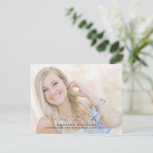 Carte Postale Faire-part Graduation photo de script moderne Enregistrer la  (Debout devant)