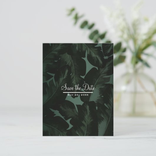 Carte Postale Faire-part Green & Black Chic Tropical Feuilles Sauvez la dat (Debout devant)