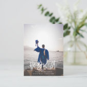 Carte Postale Faire-part Il L'A Fait Script Moderne Garçon Photo Graduation (Debout devant)