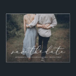 Carte Postale Faire-part In Love Save the Date Postcard<br><div class="desc">Félicitations à votre fiançailles ! Enregistrer les annonces Date sont la première grande étape du processus de planification mariage ! N'oubliez pas que l'annonce de la date vous donnera le ton pour votre grand jour, n'oubliez pas d'impressionner les clients avec un design inoubliable et un aperçu de ce qui va...</div>