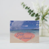 Carte Postale Faire-part Jeunes mariés cœur sur la plage (Debout devant)