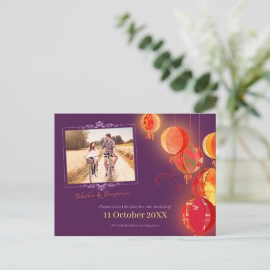 Carte Postale Faire-part Lanternes Rouges Mariage Violet Photo Enregistrer  (Debout devant)
