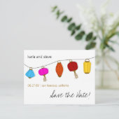 Carte Postale Faire-part Les lanternes chinoises sauvent la date (Debout devant)