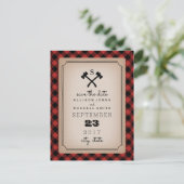 Carte Postale Faire-part Lumberjack Plaid Monogramme Ax Enregistrer La Date (Debout devant)