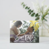 Carte Postale Faire-part Mariage de script blanc moderne ENREGISTRER LA DAT (Debout devant)