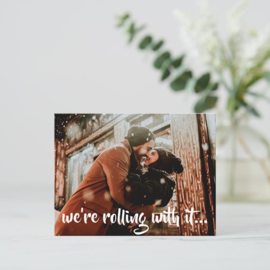 Carte Postale Faire-part Mariage de script blanc moderne photo Enregistrer (Debout devant)