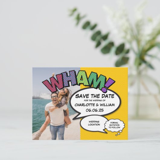 Carte Postale Faire-part Mariage Photo Amusant Moderne à Sauvegarder la Dat (Debout devant)