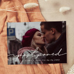Carte Postale Faire-part mariage postpondu manuscrit<br><div class="desc">Vous devez reporter ou annuler votre mariage ou célébration ? Partagez la nouvelle avec cette belle carte postale photo,  police et couleurs entièrement personnalisables.</div>