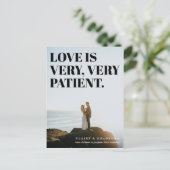 Carte Postale Faire-part Mariage reporté typographique audacieux et effront (Debout devant)