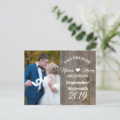 Carte Postale Faire-part Mariage rustique à la grange de bois enregistrer l (Debout devant)