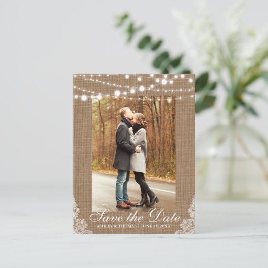 Carte Postale Faire-part Mariage rustique Burlap Lights Enregistrer la date (Debout devant)