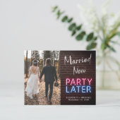 Carte Postale Faire-part Mariés Maintenant, Fête Plus Tard Enseigne au Néon (Debout devant)