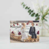 Carte Postale Faire-part Mariés mignons sur gâteau blanc (Debout devant)