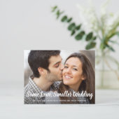 Carte Postale Faire-part Même amour, mariage plus petit, photo simple (Debout devant)