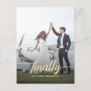 Carte Postale Faire-part Modern Funny Enfin Mariage d'or Enregistrer la dat