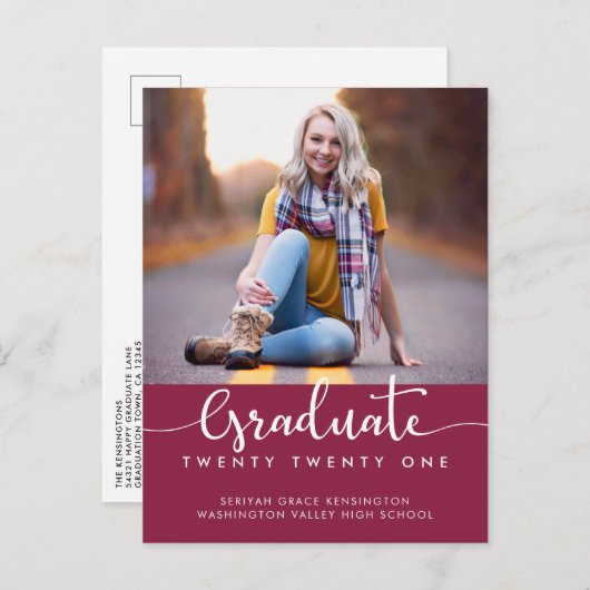 Carte Postale Faire-part Moderne Elégant Bourgogne - Script de Graduation P (Devant / Derrière)
