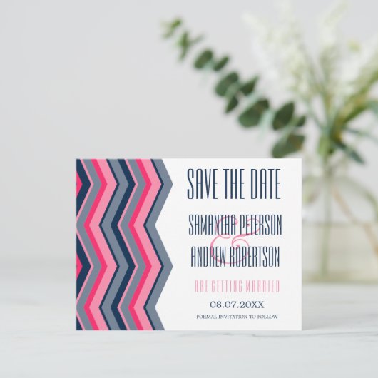 Carte Postale Faire-part Moderne rose néon bleu marine chevron enregistrer  (Debout devant)