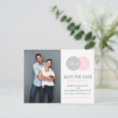 Carte Postale Faire-part Monogramme circulaire rose et gris Enregistrer la  (Debout devant)