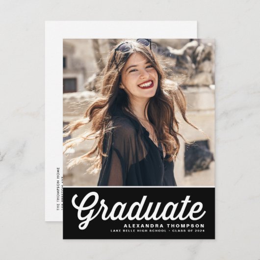 Carte Postale Faire-part Noir Retro Script Classe de 2025 Photo Graduation (Devant / Derrière)