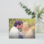 Carte Postale Faire-part Notre nouvelle date Moderne Calligraphie Mariage P (Debout devant)