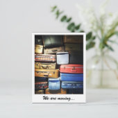 Carte Postale Faire-part Nous Déménageons Pile de Valises (Debout devant)