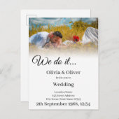 Carte Postale Faire-part Nous le faisons - Couple s'embrassant dans une pra (Devant / Derrière)