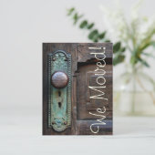 Carte Postale Faire-part On a déménagé !  Ancien bouton de porte (Debout devant)