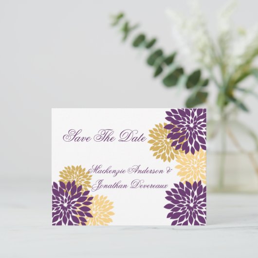 Carte Postale Faire-part Pétales à fleurs violet et or Enregistrer la date (Debout devant)