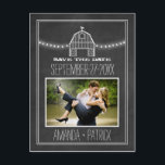 Carte Postale Faire-part Photo Barne Chalkboard Mariage Enregistrer Les Car<br><div class="desc">Photo Barn Chalkboard Wedding Enregistrer Les Date Cards disposent d'un arrière - plan de tableau noir avec une grange blanche en haut et des lumières à cordes blanches. Changez la photo du couple de démo à l'une des vôtres.</div>