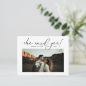 Carte Postale Faire-part Photo de script élégant moderne Elle a dit oui (Debout devant)