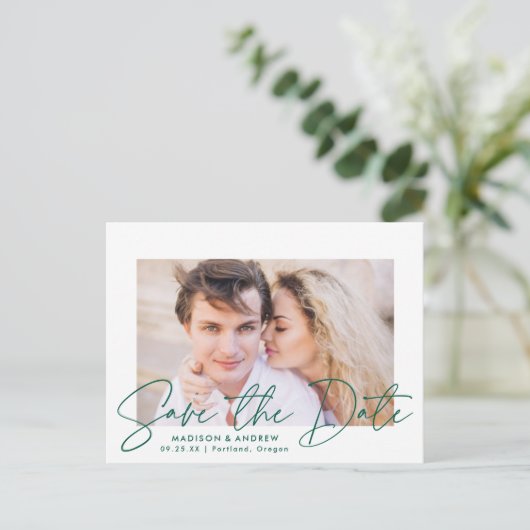 Carte Postale Faire-part Photo de script vert moderne Enregistrer la date (Debout devant)