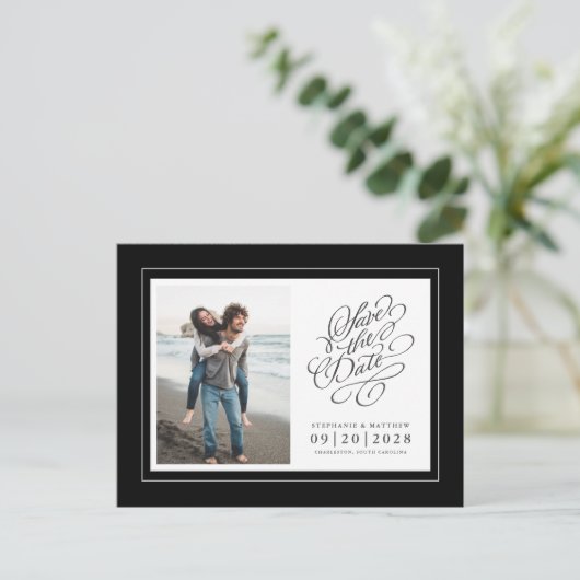 Carte Postale Faire-part Photo Enregistrer La Date Noir & Blanc Élégant Mar (Debout devant)