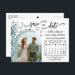 Carte Postale Faire-part Photo et calendrier Fleur sauvage Bleu Enregistrer<br><div class="desc">Ces cartes postales datées de mariage ont un design boho chic et floral rustique avec des lettres de script fantaisie et de jolis fleurs sauvages de lin bleu avec des feuilles et des accents verts sauge. Il y a de la place pour votre photo dans un cadre en arc, le...</div>