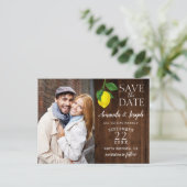 Carte Postale Faire-part Photo Lemon Bois rustique Enregistrer la date | (Debout devant)