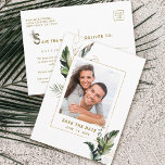 Carte Postale Faire-part Photo Mariage Tropical Foliage Gold Enregistrer la<br><div class="desc">Cette photo mariage enregistrer la date carte postale comprend aquarelle vert feuillage tropical,  feuilles de palmiers,  feuilles de bananes avec des accents feuille faux or. Il est parfait pour une plage,  un été ou un mariage de destination. >>> Découvrez l'ensemble de la collection >>> https://www.zazzle.com/collections/tropical_foliage_gold_collection-119316977990783186</div>